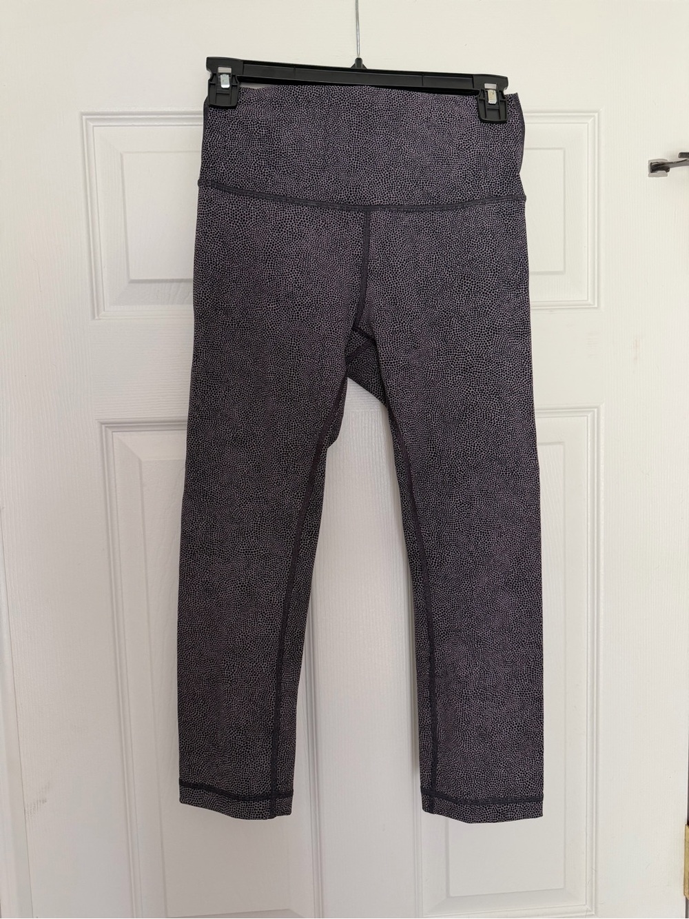 Lululemon Wunder Under “line up” leggings.